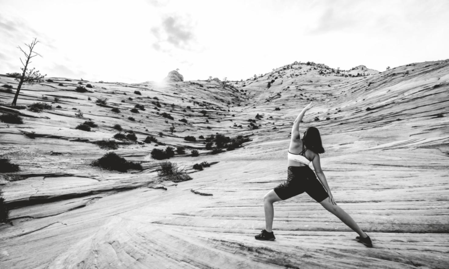 Ambiente tranquillo di meditazione in ufficio con luce naturale